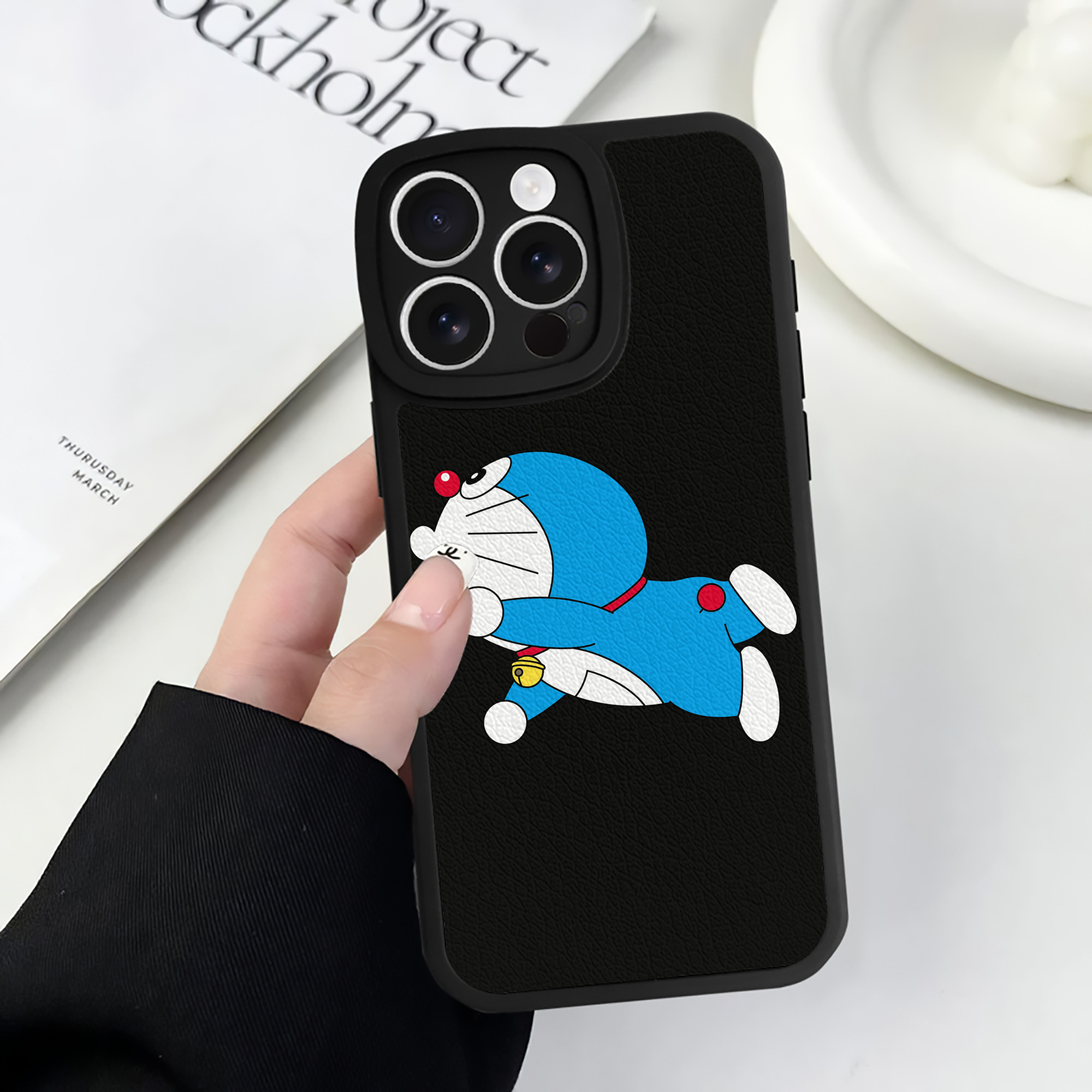 （画像用） ドラえもん Doraemon 【iPhone 16シリーズ対応】シリコンスマホケース（レザー調） 材質：シリコン